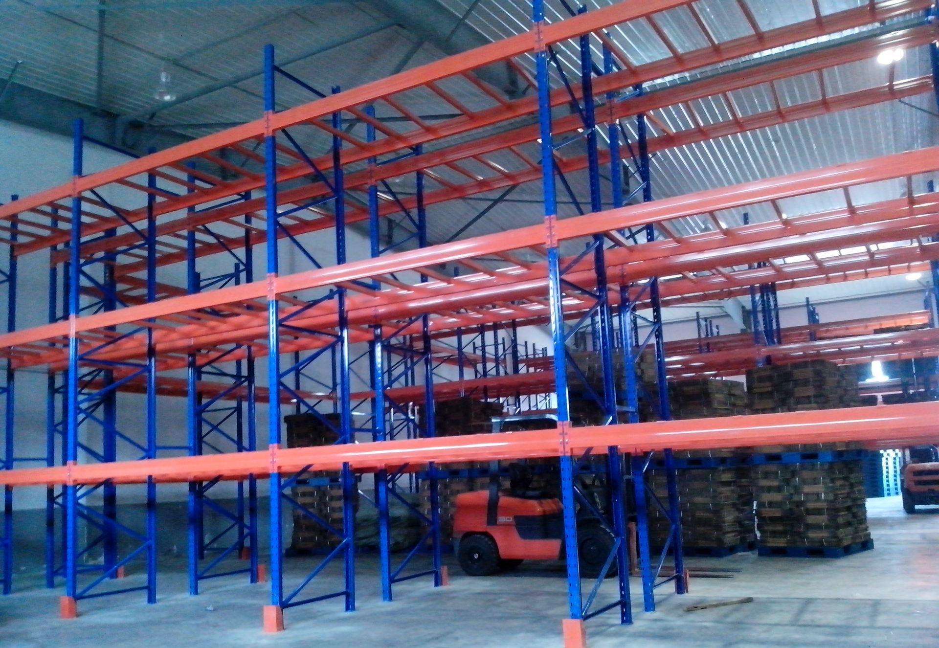 哪些情況會使得倉庫貨架出現(xiàn)變形